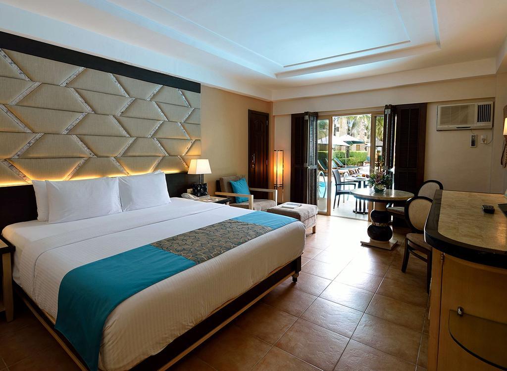 Henann Regency Resort And Spa Balabag  Exterior foto A room at the Shangri-La Hotel, Manila